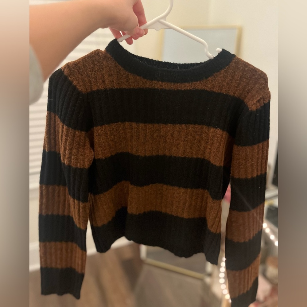 Vestique Striped Sweater